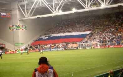 Gelredome - Slowenische Fans mit Bockfahne