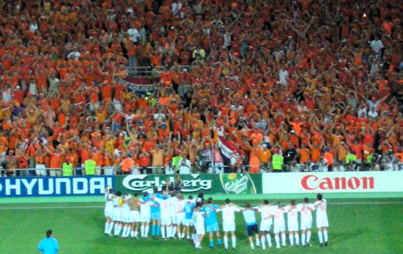 Estádio Algarve Faro - Holländer feiern nach dem Spiel mit den Fans