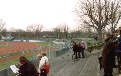 Frankenstadion - Blick auf den Hintertorbereich von den Stufen neben der Tribne