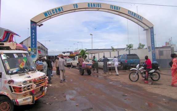 Banjul - Einfahrt zum Fährhafen