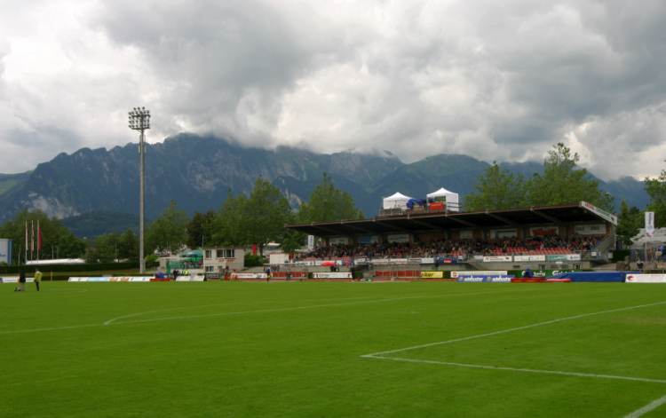 Stadion Lachen - Alpen-Kulisse und Tribüne
